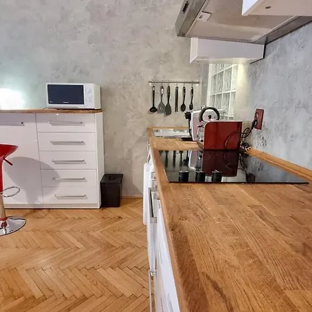 Stylish Flat In Area ! New With Great Access Apartment